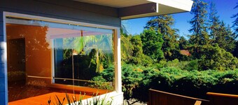 ★Lovely Mid-Century Modern Gem! ★BAY VIEWS★ HOT TUB★PARKING! ★PETS WELCOME!