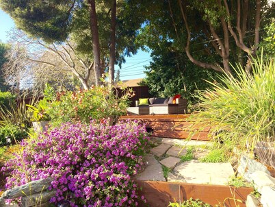 ★Lovely Mid-Century Modern Gem! ★BAY VIEWS★ HOT TUB★PARKING! ★PETS WELCOME!