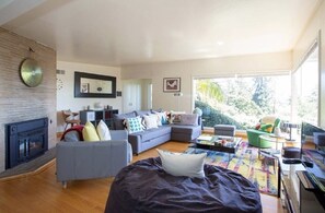 Fernseher, Kamin, DVD-Player, Stereoanlage