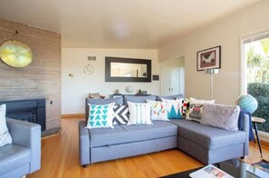 TV, fireplace, DVD player, stereo - ★Lovely Mid-Century Modern Gem! ★BAY VIEWS★ HOT TUB★PARKING! ★PETS WELCOME! (Berkeley)