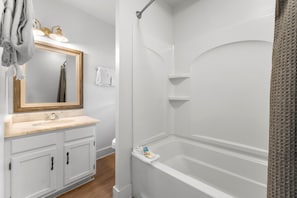 Combined shower/bathtub, hair dryer, towels - 2Br/2Ba- Prime Gulf Shores Location! Walk to beach & restaurants (Gulf Shores)