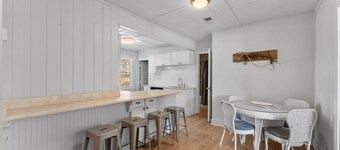 2Br/2Ba- Prime Gulf Shores Location! Walk to beach & restaurants