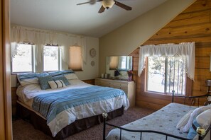 4 bedrooms, iron/ironing board, travel cot, free WiFi - Stunning Log Cabin w/ Hot Tub, 3 Kings+ 4 BRms & loft - 2 flat screen TV's (Garden Valley)