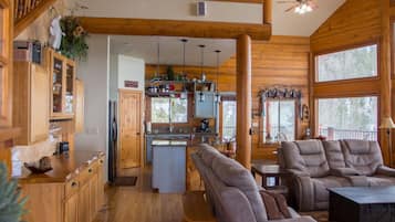 Una Smart TV, una chimenea, un reproductor de DVD, libros