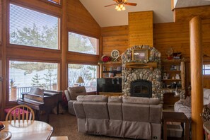 Smart TV, fireplace, DVD player, books - Stunning Log Cabin w/ Hot Tub, 3 Kings+ 4 BRms & loft - 2 flat screen TV's (Garden Valley)
