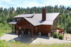Exterior - Stunning Log Cabin w/ Hot Tub, 3 Kings+ 4 BRms & loft - 2 flat screen TV's (Garden Valley)