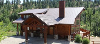 Atemberaubende Blockhütte mit Whirlpool und Blick auf Cascading Creek in der Nähe von S. Gabel!
