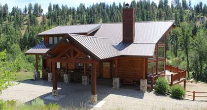 Stunning Log Cabin w/ Hot Tub, 3 Kings+ 4 BRms & loft - 2 flat screen TV's
