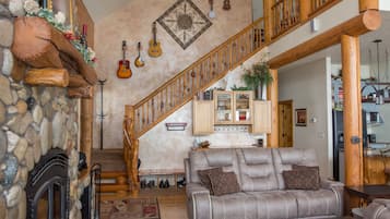 Una Smart TV, una chimenea, un reproductor de DVD, libros