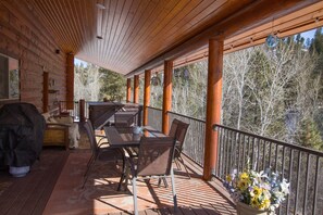Outdoor dining - Stunning Log Cabin w/ Hot Tub, 3 Kings+ 4 BRms & loft - 2 flat screen TV's (Garden Valley)