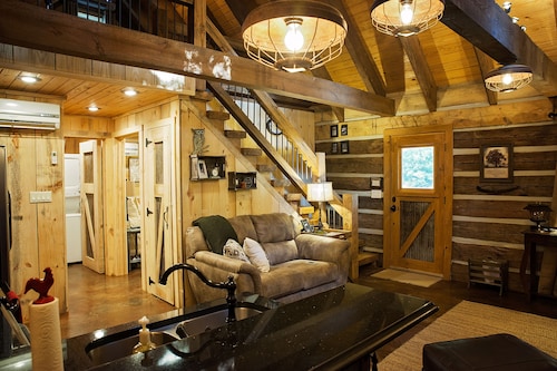 NO PETS. Log Cabin in Corinth, Ms. Close to Shiloh National Park & Pickwick Lake