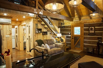 NO PETS. Log Cabin in Corinth, Ms. Close to Shiloh National Park & Pickwick Lake