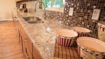 雪櫃、微波爐、焗爐、爐具