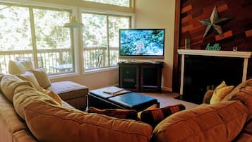 Smart-tv, eldstad, dvd-spelare och bordsfotboll