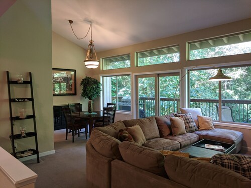 Large retreat house in a quiet cul de sac!