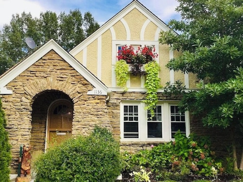 
Luxe  Fully Furnished 5 Star Home in Hyde Park/ Cincinnati