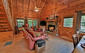 TV, fireplace, books, music library - WOW!!!  Creek and Large stocked pond Waterfront Cabin in the National Forest (Cherry Log)