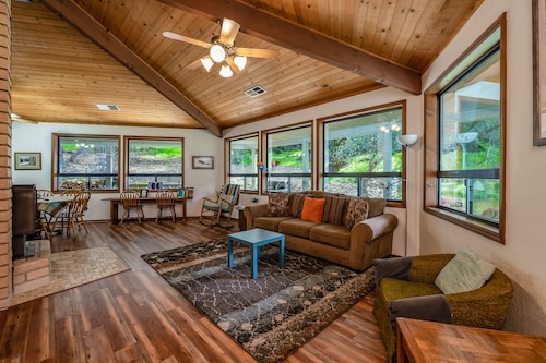 Sequoian kansallispuiston sisäänkäynnin ja lemmikkieläinystävällisen vieressä!