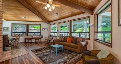 Sequoian kansallispuiston sisäänkäynnin ja lemmikkieläinystävällisen vieressä!