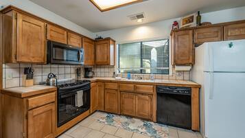 Een koelkast, een magnetron, een oven, een kookplaat