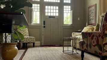 Een smart-tv en boeken