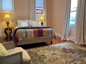 2 habitaciones, escritorio y tabla de planchar con plancha 