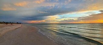 Steps 2 Beach- Cottage w/king bd +2bikes +parking