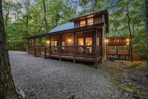 Exterior - Hot tub, Pool Table, Fireplace, Playground & Arcade Console (Broken Bow)