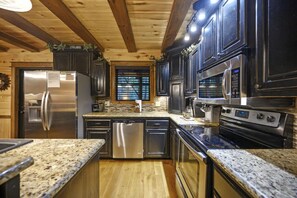 Fridge, microwave, oven, stovetop - Hot tub, Pool Table, Fireplace, Playground & Arcade Console (Broken Bow)