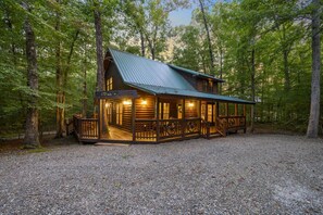 Exterior - Hot tub, Pool Table, Fireplace, Playground & Arcade Console (Broken Bow)