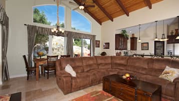 Smart TV, chimenea y impresora