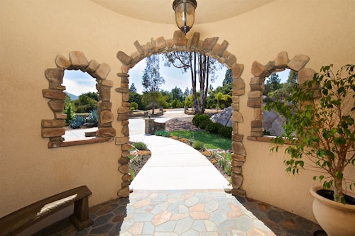 Peaceful Luxurious Country Estate close to Beaches, Golf and Vacation Attraction