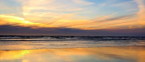 Beach nearby, sun loungers, beach towels