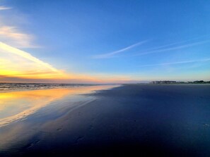 Ubicación cercana a la playa, tumbonas y toallas de playa