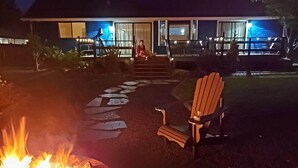 Uma casa com lareira, área de estar externa e entrada bem iluminada.
