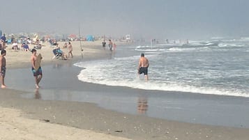 Beach nearby, sun loungers, beach towels