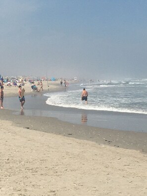 Playa en los alrededores, camastros y toallas de playa 