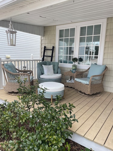 WALK TO THE BEACH CUTE AS A BUTTON SINGLE FAMILY HOME/PET FRIENDLY/ FENCED YARD 