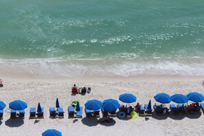 En la playa y camastros