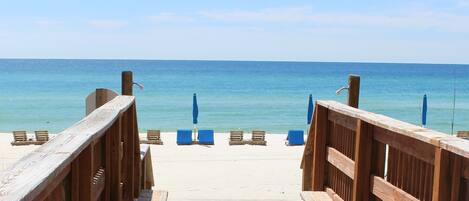 على الشاطئ، كراسي للتشمس