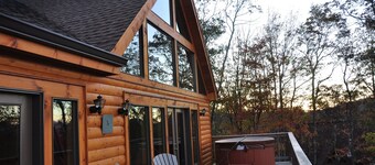 Purple Haze: Log Cabin, near Blue Ridge Pky, spectacular views and hot tub