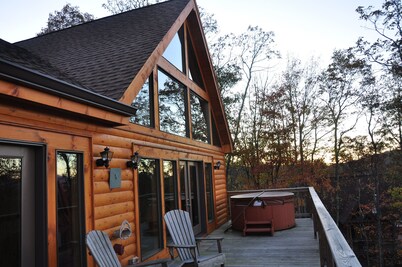 Purple Haze: Log Cabin, near Blue Ridge Pky, spectacular views and hot tub