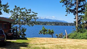 Una cabana amb vista a un llac i muntanyes.