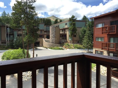 Roomy ski-in 2BD+Loft. Easiest location in Breck