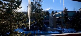 Roomy ski-in 2BD+Loft. Easiest location in Breck