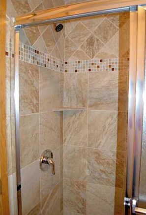 Ensemble baignoire-douche, séchoir à cheveux, serviettes fournies, savon