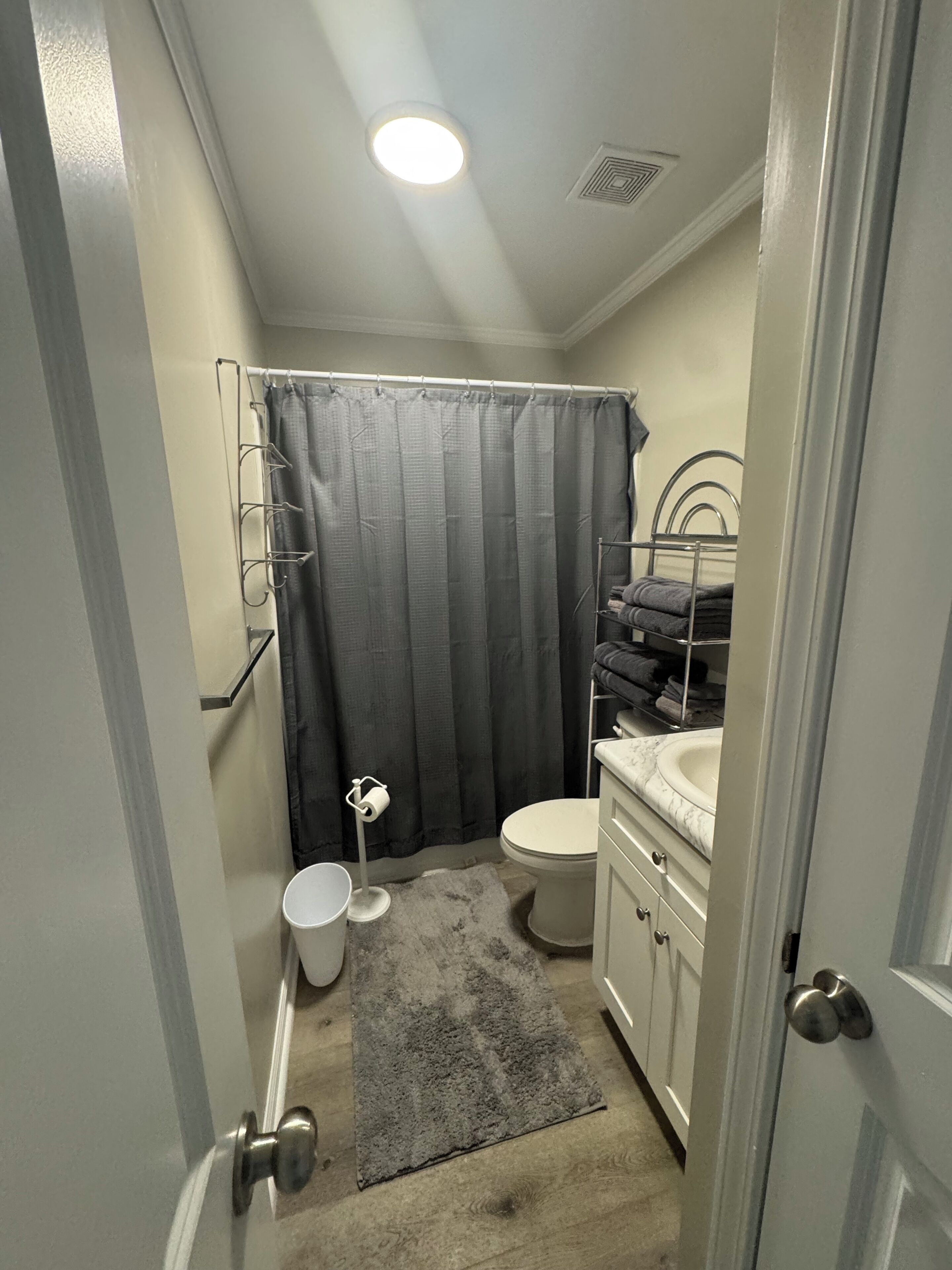 シャワー、タオル、トイレットペーパー