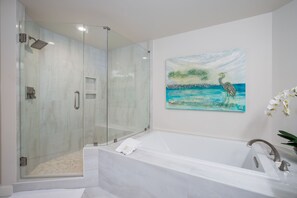 Badewanne, Whirlpool, Haartrockner, Handtücher