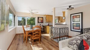 TV, ping pong - Mt Helix Delight 3-4br/2ba, with HUGE VIEW DECK & FIREPIT (Spring Valley)