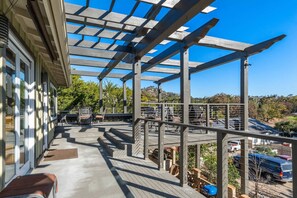 Terrace/patio - Mt Helix Delight 3-4br/2ba, with HUGE VIEW DECK & FIREPIT (Spring Valley)